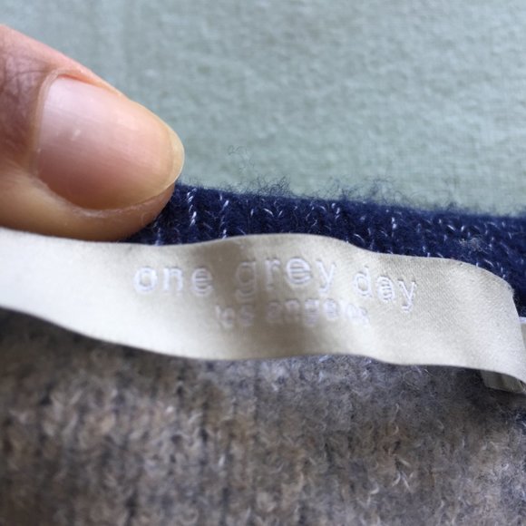 Very Unique Blue Sweater - Picture 5 of 8